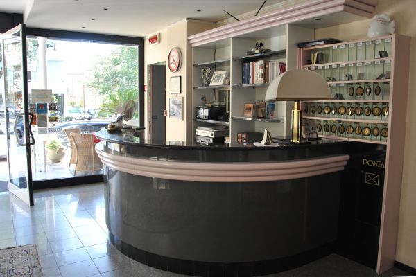 קאטוליקה Hotel Bristol מראה חיצוני תמונה